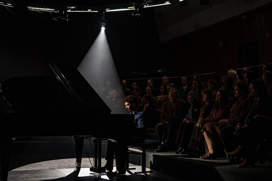 kadr z filmu Dziewczyna z Kolonii