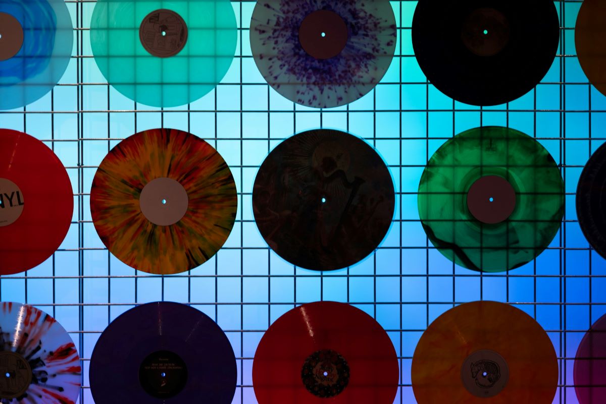 Kolorowe winyle i picture disc: czy naprawdę grają gorzej od czarnych?